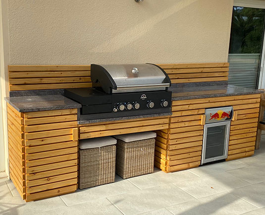 Grillküche mit einer Arbeitsplatte aus Naturstein