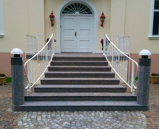 Treppe mit Säulen aus Naturstein