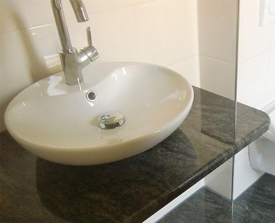 Waschtisch im Bad aus Naturstein