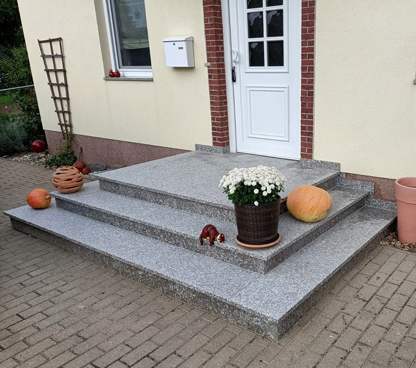 Als Steinmetz bieten wir Ihnen einen luxuriösen Katalog mit Marmor und anderen Materialien.