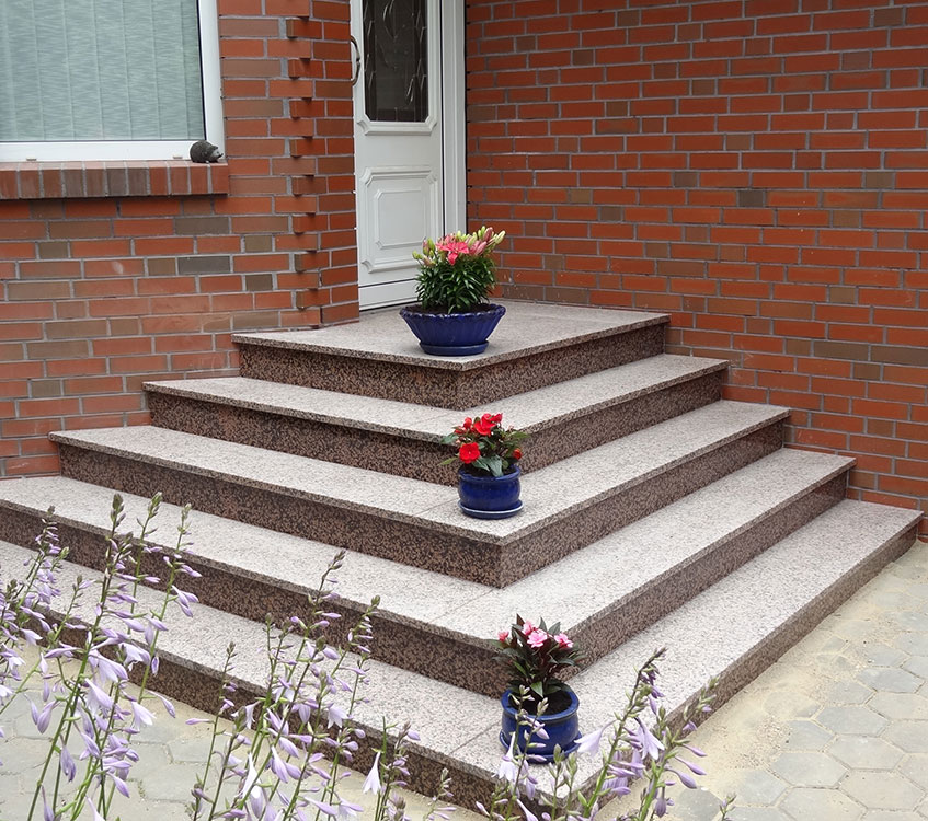 Als Steinmetz bieten für Waren (Müritz) wir Ihnen einen luxuriösen Katalog mit Marmor und anderen Materialien.